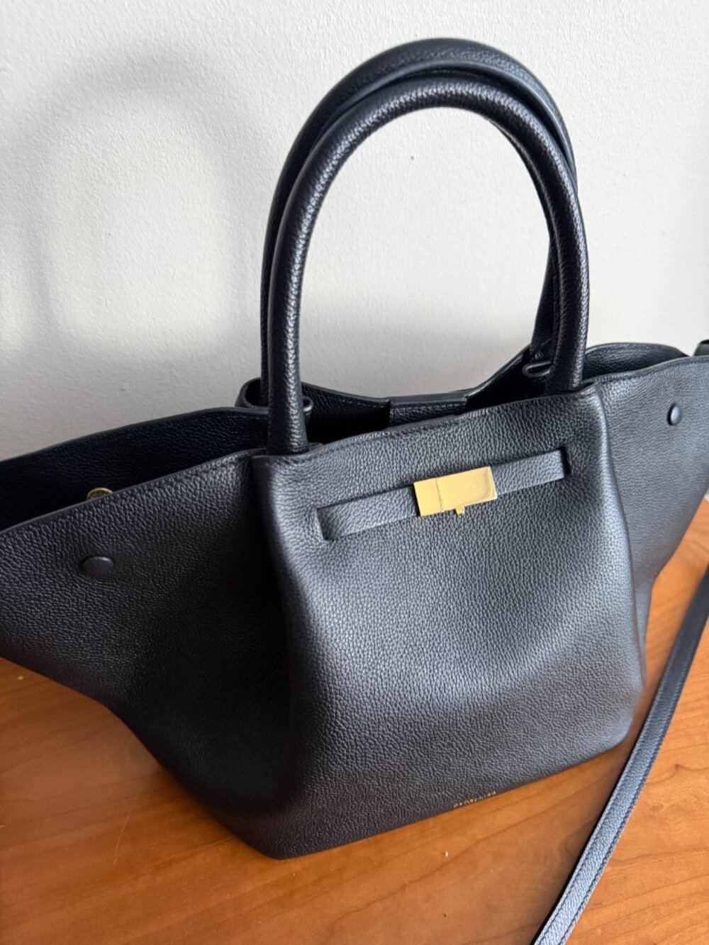 DeMellier the Midi New York textured black leather bag with cross body strap. - Picture 3 of 13